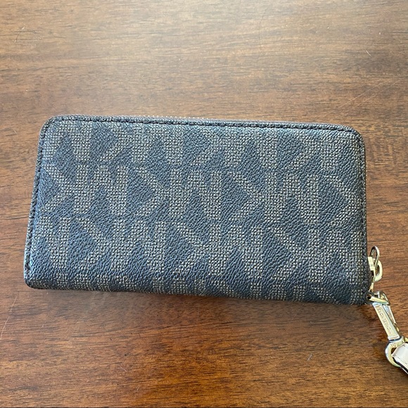 Michael Kors Jet Set Wallet - Picture 4 of 8